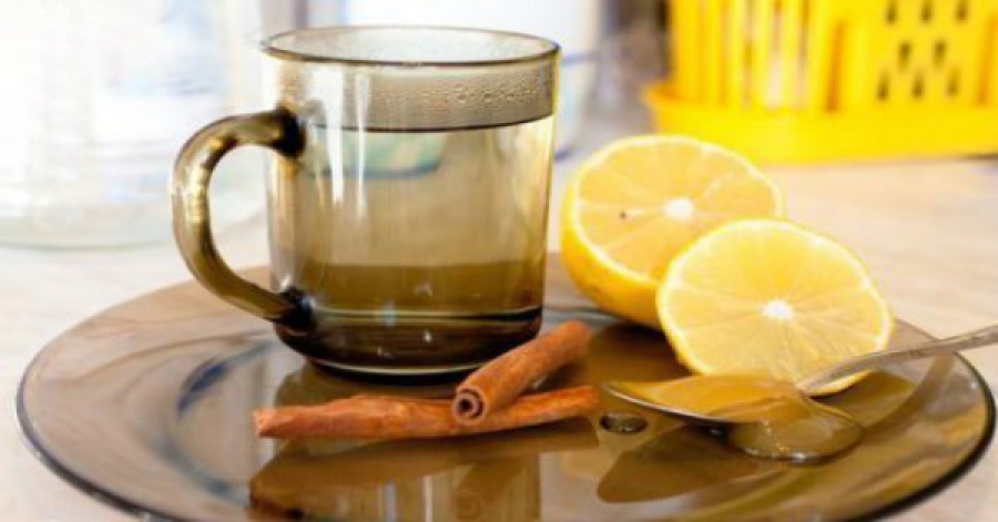 Сок лимона вода корица сода. Вода с лимоном и медом. Лимон корица. Напиток с лимоном и корицей. Корица и мёд напиток.